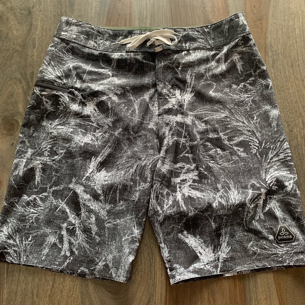 Prana Board Shorts Men’s Size 32 UPF 50 Black White Zip Pocket Activewear